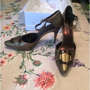 Calvin Klein ladies shoes size 8.5. Goldish bronze color. Very good condition 👠